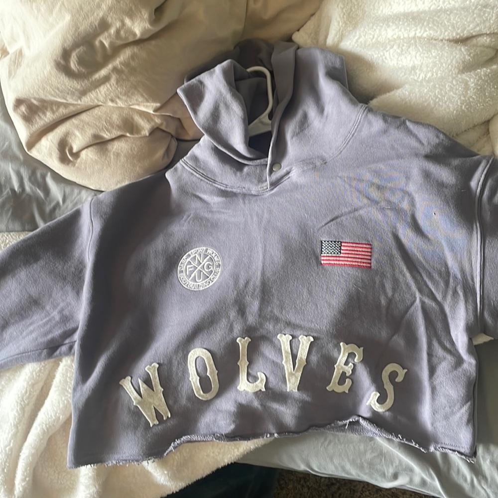 Darc sport cropped sweatshirt. Never worn. No stains and in good condition.